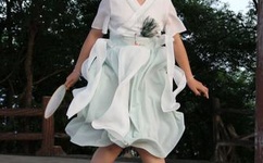 宝宝把腿抬得很高一点